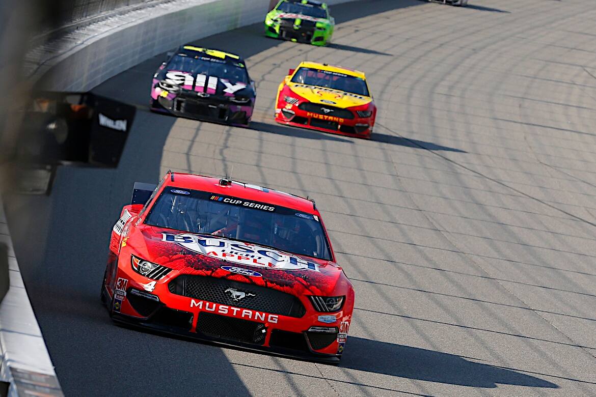 They were also Harvick's 54th and 55th wins of his career, moving him into 11th place all time. They were also Harvick's 54th and 55th wins of his career, moving him into 11th place all time.