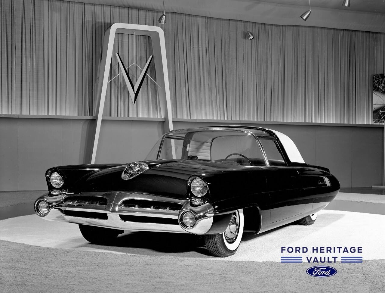 The Lincoln X-100 featured more than 100 innovations, including a built-in electric razor, an early navigation system and rain- sensing windshield wipers. 