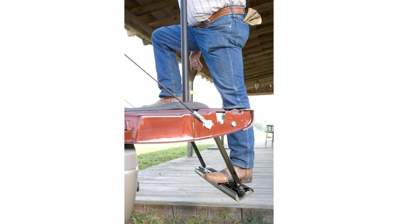 The 2006 model has a tailgate step