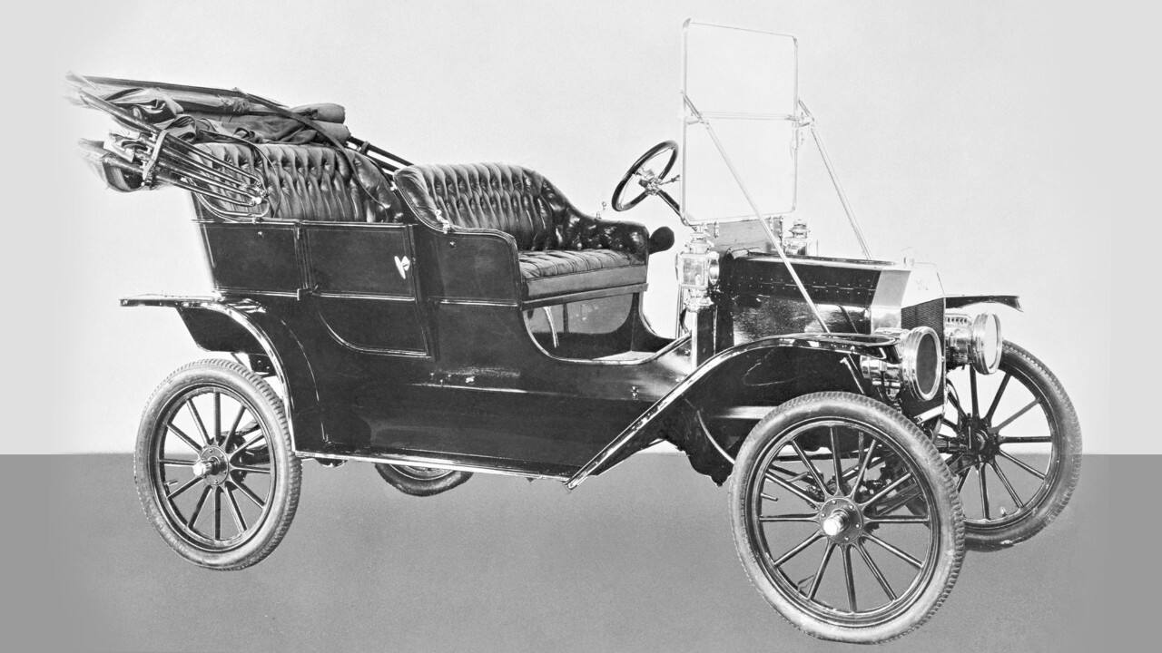 This is what a 1909 Model T looked like in its heyday. 