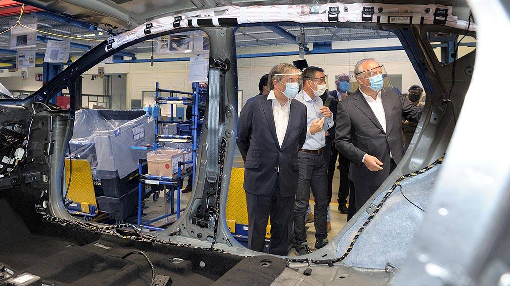 Prime Minister of the State of North Rhine-Westphalia Armin Laschet and Gunnar Herrmann, CEO of FoG Prime Minister of the State of North Rhine-Westphalia Armin Laschet and Gunnar Herrmann, CEO of FoG